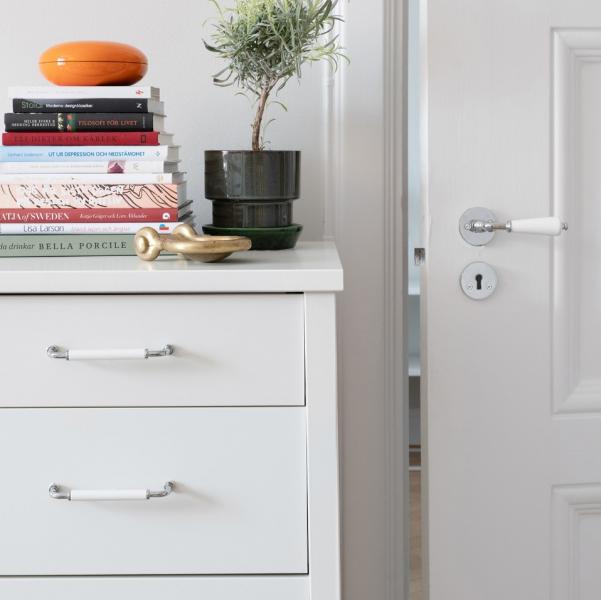 Beslagsboden vintage indend&oslash;rs d&oslash;rgreb inkl n&oslash;gleskilt - Krom/hvid