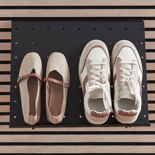 Sort skohylde til akustikpanel - 46 cm