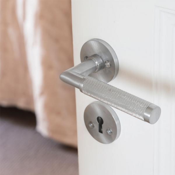 Beslagsboden Design indend&oslash;rs d&oslash;rh&aring;ndtag m/crystal cut - B&oslash;rstet krom - S&aelig;t &aacute; 4 stk