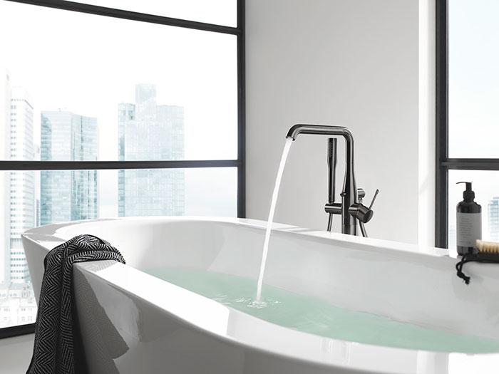 Grohe Essence komplet fritst&aring;ende badekararmatur - B&oslash;rstet Hard Graphite