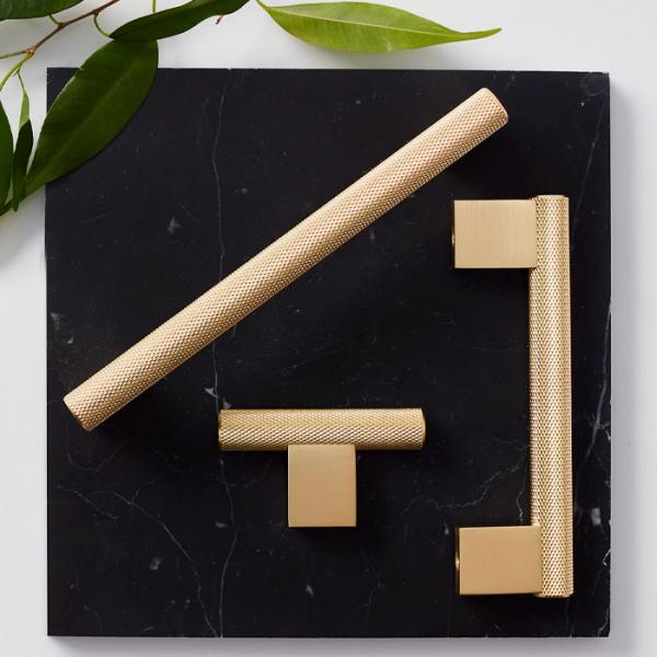 Beslagsboden B410 m&oslash;belknop m/crystal cut - B&oslash;rstet messing